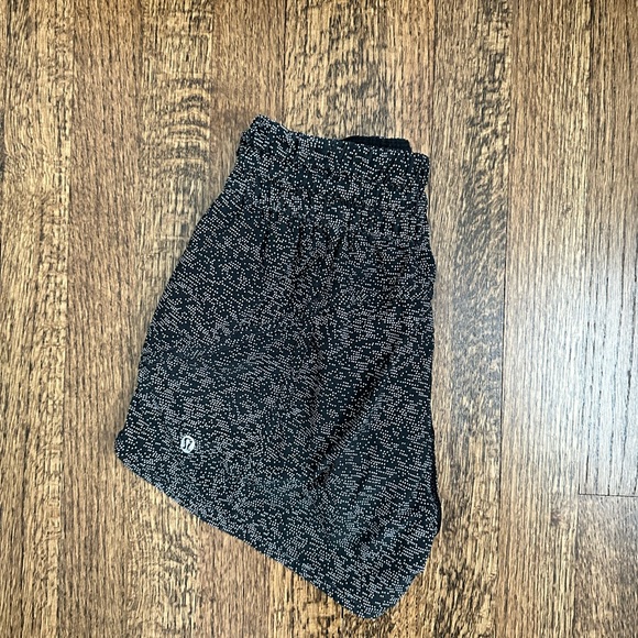 lululemon hotty hot shorts - Picture 3 of 4